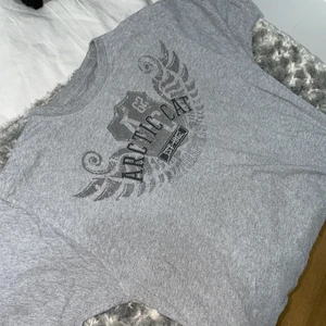 T-stort med tryck - Grå vintage t-shirt i storlek L! Även lite tjock i materialet. Kan mötas upp i Stockholm eller skicka på posten ❤️60kr+ frakt ❤️