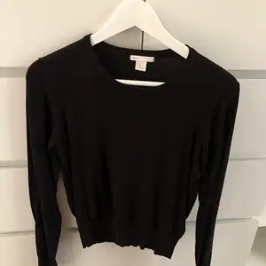 Svart tröja från H&M. Storlek XS. Fint skick. Frakt på 46kr tillkommer.