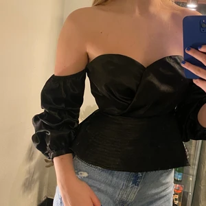 Topp - Använda fåtal gånger, jag är 173cm 🧡 köparen står för eventuell fraktkostnad☀️