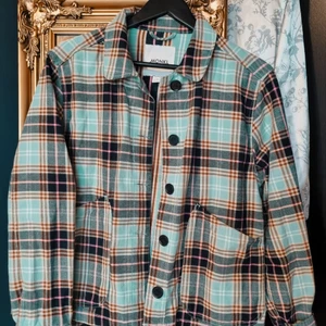 Rutig jacka - Detta plagg är köpt från Monki i nästan nyskick!💃🏼(använd ytterst få gånger) Är av det hårdare materialet, men inte jeans❕, perfekt varm för en somarkväll🌼 Säljs pågrund av att den inte riktigt matchar min egna stil. Inga defekter. Vanliga frakt priser!🚚💜