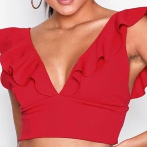 Festtopp röd - Röd festtopp från NLY ONE. Croppad, v ringad med volanger