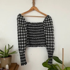 Rutig Rysch Topp - Svart och vit rutig topp med stretch-rysch på bodyn och slutet av ärmarna. 