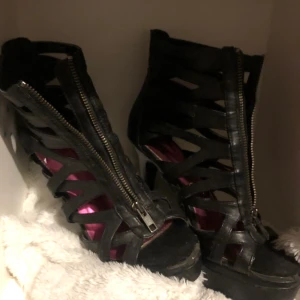 Klackskor - Snygga klackskor med dragkedja. ( Hög klack ) 