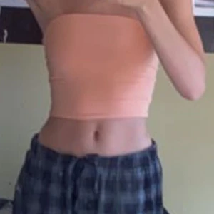 Crop top - Croptop från bikbok i typ peach färg! ÄLSKAR DEN HÄR men köpte fel storlek så fick köpa en ny! ❤️🌸 jättefint skick och skönt tyg. Ber om ursäkt för dålig kvalitet på första bilden! Köpare står för frakt