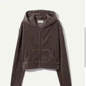 Brunt mjukisset - Säljer mitt bruna mjukisset från weekday som är slutsåldt på hemsidan!! Nypris 750kr o säljer setet för 450, kan även sälja plaggen separat. Byxorna är i XS och koftan i storlek S !!!! 🖤🖤