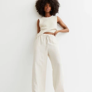 Linnenyxor - Säljer nu dessa slutsålda linnebyxor från h&m. Helt nya med prislappar kvar! Säljs pågrund av att dom är för stora, så om någon har ett par i xs hör gärna av er!💕 vid fler intresserade blir det budgiving. Frakt ingår inte