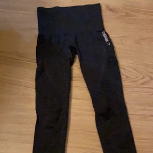 Gymshark träningsthights  - Jätte fina träningsthigts från Gymshark tajta vid midjan och är högmidjade. Dom är mörkgråa och har gråa detaljer som under rumpan. Inga hål eller fläckar sälljer dom då dom är för små. 