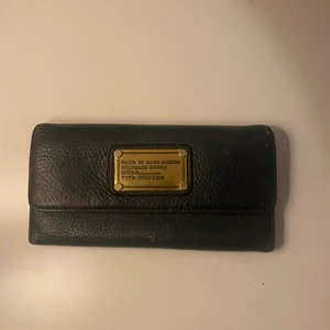 Plånbok/clutch - Plånbok/clutch från Marc by Marc jacobs. Bra skick. Säljer eftersom jag inte använder 💕 skriv privat för fler bilder. Pris kan diskuteras 