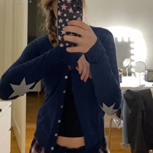 Kofta med stjärnor! - Säljer min superfina kofta från Culture i nyskick. Använd 1-2 gånger. Skriv för frågor och funderingar💗💗💗Nypris-399