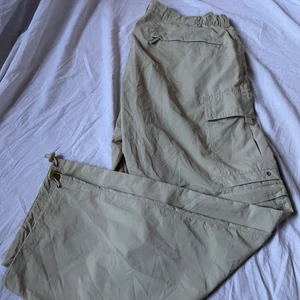 Cargopants - Trendiga vintage cargopants med reglerbara drawstrings! Storlek: XL ( 42cm i midjan och 110 cm benlängd) bör vara lätta att sy in! Köpt från Tyskland, aldrig använda av mig.