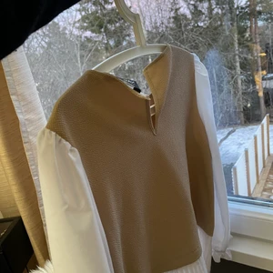 Jätte fin blus/tröja - Inköpt förra året på zara Hamngatan. Inköpt för 359kr ALDIRG ANVÄND därav så bra skick. Storlek 36 men passar även folk i M. 200kr