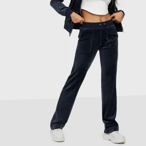 Juice couture  - Jag säljer ett par juice couture byxor i färgen mörkblå i storlek xs. Dom är i bra skick, har inte använt dom så mycket då dom har varit lite stora.