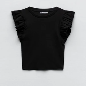 Jättefin volangtopp ifrån zara!❤️❤️ - Jättefin volangtopp ifrån zara!❤️ säljer då den inte längre kommer till användning❤️ tröjan är i storlek M men passar mig som brukar ha storlek S❤️ Nypris: 119kr