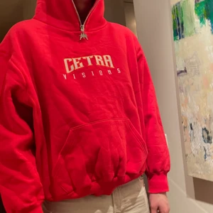 Cetra vision hoodie by Marino Morwood - En exklusiv designer hoodie av designern Marino Morwood. Unisex och asball hoodie. Köpt för 1500 men säljer nu för 900, Mellan Xl och L men perfekt oversized. Men precis som alla andra Marino Morwood brukar man gå upp en storlek!