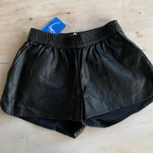 Svarta lädershorts - Lädershorts från alcott men köpta på Sellpy (ny skick) Aldriga använda endast provade med lappen kvar. Säljer då dom var för små. Storlek S men skulle säga att de är väldigt små i storlek. Köparen står för frakt!
