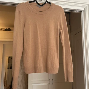 Cashmere tröja  - ”Camel” beige cashmere tröja från uniqlo, använd väldigt sparsam. Fantastisk skön och passar till allt!