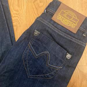 Säljer dessa skit snygga vintage jeans, aldrig använda av mig men köpta secon hand. De är i en rak modell med medelhög midja. Är i väldigt fint skick, inga slitningar, ser nya ut! Se storlek på sista bilden, jag uppskattar de som en normal stl 36. Frakt tillkommer📦