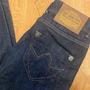 Vintage jeans - Säljer dessa skit snygga vintage jeans, aldrig använda av mig men köpta secon hand. De är i en rak modell med medelhög midja. Är i väldigt fint skick, inga slitningar, ser nya ut! Se storlek på sista bilden, jag uppskattar de som en normal stl 36. Frakt tillkommer📦