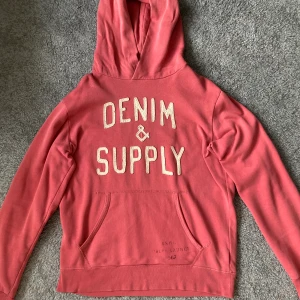 Hoodie, Ralph Lauren - En rosa hoodie från Ralph Lauren. Storlek S, ska tilläggas att den är lite stor i storleken. Fint skick på en lite tunnare hoodie