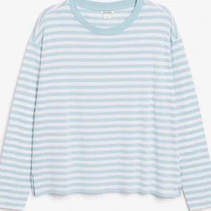 Monki randig tröja  - Säljer denna randiga tröja från monki som är i nyskick🤍 