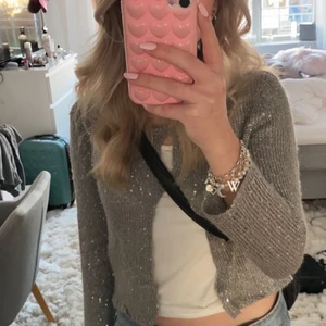 Söt glittrig kofta - Säljer denna super söta kofta. Den har små glittriga paljetter som är fin detalj jag älskar. Den är från början från HM. Bara att kontakta mig ifall de finns några frågor så svarar jag såfort jag ser 🙏🏼💘💖💖💗💗 Osäker på om frakten är så dyr eller ej…