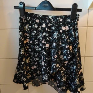 Kjol med omlottvolang, xs  - Från Bikbok. Passar både sommar höst. Jättebra skick.