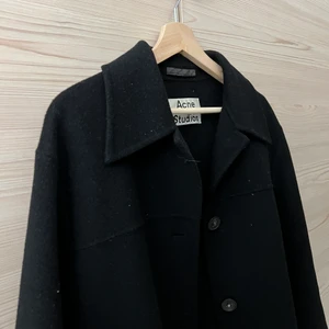 Overshirt Acne Studios - Fin jacka från Acne Studios, köpt här på Plick men gillade inte riktigt passformen så väljer att sälja den vidare! Hon jag köpte den från hade köpt den för 7 000 kr förra året. Storlek: 36, men i oversize så passar allt från 34-40 beroende på hur man vill att passformen ska vara🤗🥰