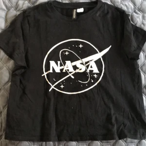 Nasa - Nasa tröja från H&m cirka 2 år gammal knappt använd