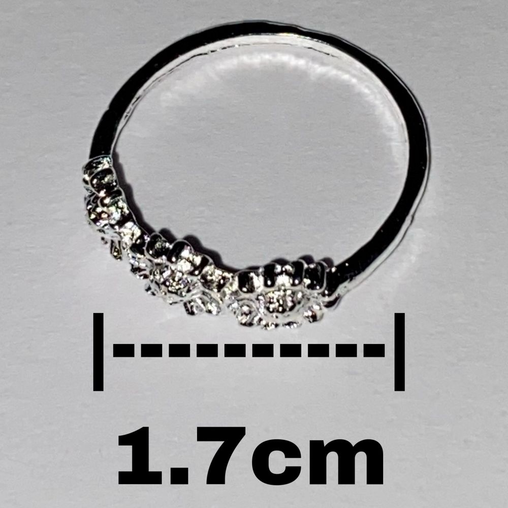 Silverring i form av blommor. . Accessoarer.