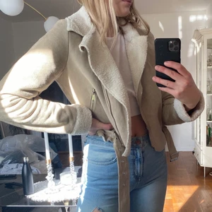 Vårjacka  - Beige/vit Vårjacka i strl 36 från Nelly. Aldrig använd. 