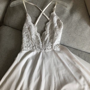 Student/skolavslutningsklänning - Söt student/skolavslutningsklänning. Korsad i ryggen. Från DM Retro, storlek XS. Endast använd en gång skolavslutningen 2017 🤍💫 