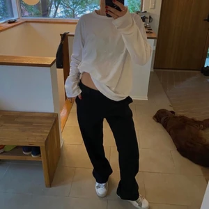 Vida kostymbyxor  - Vida och högmidjade kostymbyxor från H&M. Storlek 36/S, slutsålda. 