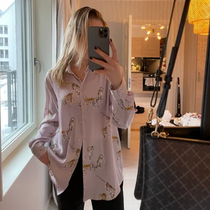 Cool skjorta - Superfin och unik skjorta från Zara💜 Kommer ej till användning men är i superfint skick då den endast är använd nån enstaka gång!!