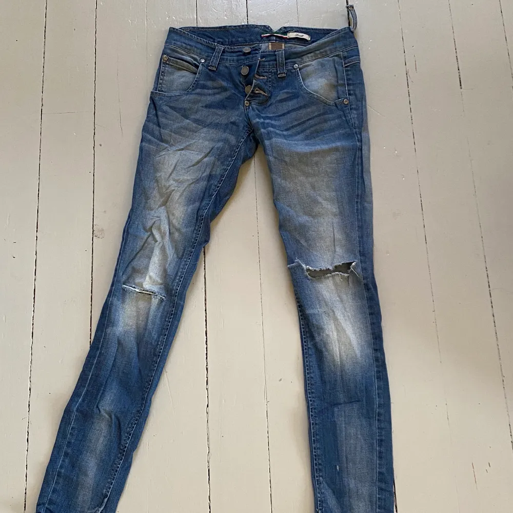 Snygga jeans med slitningar på knäna och slit längst ner. Äkta please som tyvärr saknar storlek men jag skulle säga att de passar en 32/34 då de är lite små för mig som brukar ha 36 i jeans. Köparen står för frakten💕 hör av dig om du vill ha fler bilder på plagget. Jeans & Byxor.