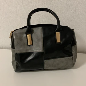 Svart och askgrå väska - Det är 3 åg gammal, men har jag aldrig använt det. 