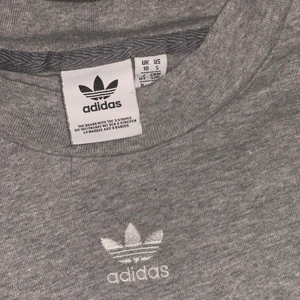 Grå adidas magtröja! - En grå t-shirt som är kort! Storlek XS-S använd få gånger och välstånd bra skick! Kostar 60kr
