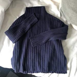 Jättefin mörkblå stickad tröja med slits i sidan. Storlek 134/140 (sitter som en xxs). Kontakta mig vid frågor eller intresse! Pris går att diskutera!!