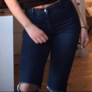 Zara jeans storlek S - Dem är använda ett fåtal gånger och är i mycket bra skick. Jeansen är supersköna och snygga. Man kan styla dem så snyggt. Men tyvärr är dem allt för stora för mig. Jag tror inte att det syns på bilden men det jag syftar på är att dem är för stora för mig i midjan.