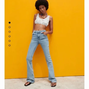 Zara jeans - Säljer dessa skitsnygga flare jeansen från zara i storlek 38 men som sitter perfekt på mig som brukar ha storlek 36!! Har själv sprättat upp de där nere då jag ville ha dem lite längre men de är bara använda en gång💕💕💕 skriv vid intresse eller för fler bilder💓💓