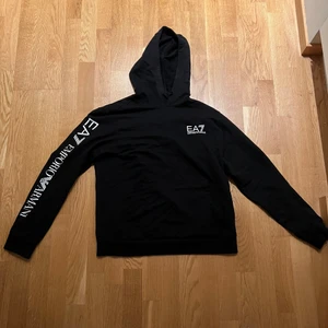 Äkta Emporio Armani hoodie - Säljer en äkta Emporio Armani hoodie i strl M herrmodell. Köpt på Boozt, kvitto finns. Frakt inkluderad i priset. Pris kan diskuteras