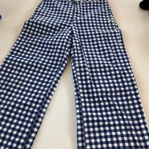 SCOTCH & SODA byxa - Ett par byxor som aldrig använts därav är de i nyskick! Strl 26 i midja och 28 i längd. Nypris 1.499kr.