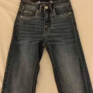 Jeans - Säljer för att de inte kommit till användning.