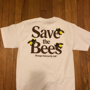 Golf Wang Flower Boy Tee - Golf Wang ”Save the bees” t-shirt. Köp 2018 på hemsidan. Helt oanvänd och oöppnad. *inte mina bilder men exakt samma modell och färg, dm för fler* Orginalpris: 400 + frakt 200 + tull.