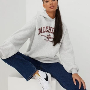 Gina tricot hoddie  - Perfekt för sommaren💗 använd 1 gång förut säljer pga av att jag har för många😋 s.Xs/S/M passar alla dessa storlekar 150kr+frakt