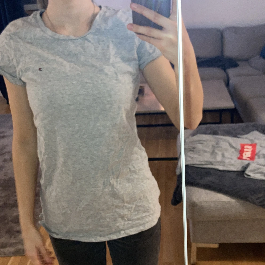 Tom Hilfigger grå T-shirt.