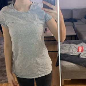 Tom Hilfigger grå T-shirt. - En fin grå Tom Holfigger t-shirt som inte kommer till användning. Är i bra skick och har använt max 3 gånger. Nypris 450 säljer för 200, priset kan diskuteras om man är villig att köpa❣️