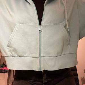 En turkos zip-up hoodie från weekday i strl s men passar både större och mindre. Köptes för 350 om jag inte minns fel. Kommer tyvär inte till så mycket andvädning.