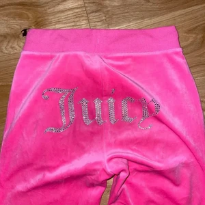 Juicy couture - Ett par skit snygga juicy byxor, säljer pga dålig andvändning. Fråga gärna om mera bilder. Jag står ej för frakten, storlek XS/S de är i storlek XS men kan passa S. Skriv gärna om ni är intresserade😊🛍