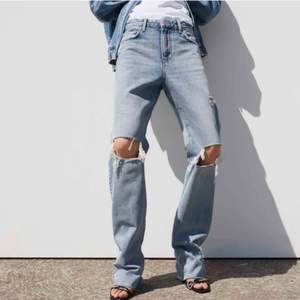 Populära ljusblå jeans med hål på knäna från Zara, i storlek 34. Jeansen är använda en gång och i mycket bra skick! Skriv för fler bilder💓😋