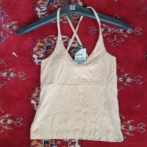 Åkta ny  DNKY linne - Säljer min åkta linne topp som jag fick som en presents .passar xxs_ s eftersom den stretcher.Ny pris 69 dollas så Säljer den med bra bud